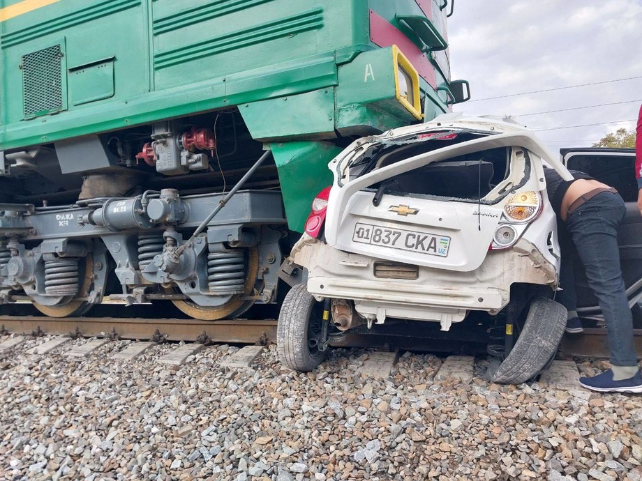 В Сурхандарье поезд протаранил автомобиль Spark, есть погибший
