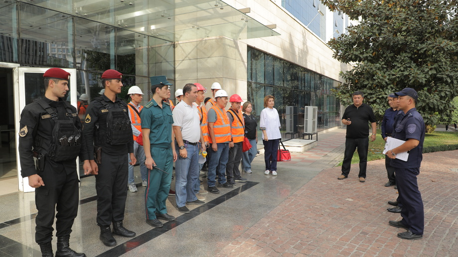 Учения по пожарной безопасности в “Ucell-Plaza”