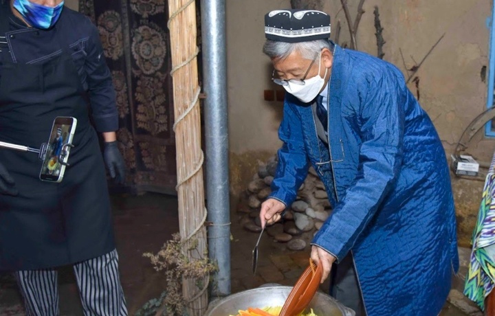 Amerikalik yuqori martabali mulozim Toshkentda osh damladi