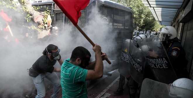 В Афинах полиция разогнала студентов слезоточивым газом