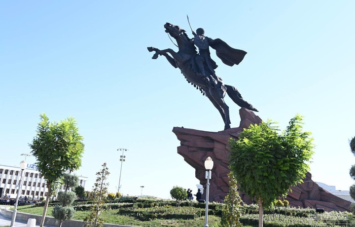 Мирзиёев открыл памятник Джалолиддину Мангуберды (фото)