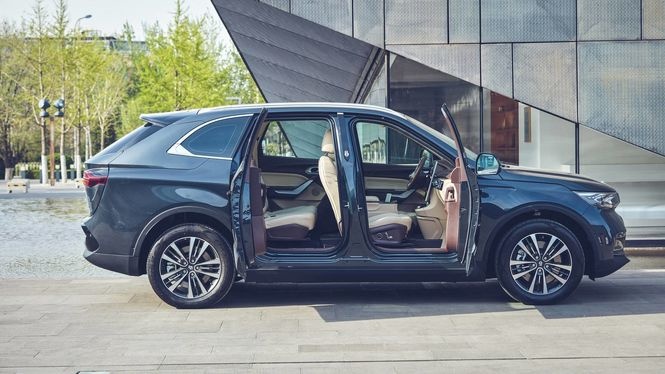 Китайцы представили электрический кроссовер с необычными дверями