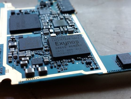 «Intel» етакчиликни бой берди, унинг ўрнини «Samsung» эгаллади
