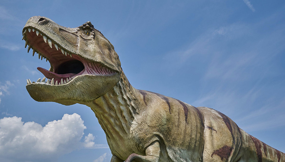 Жителей Великобритании не удивил плывущий по Темзе динозавр