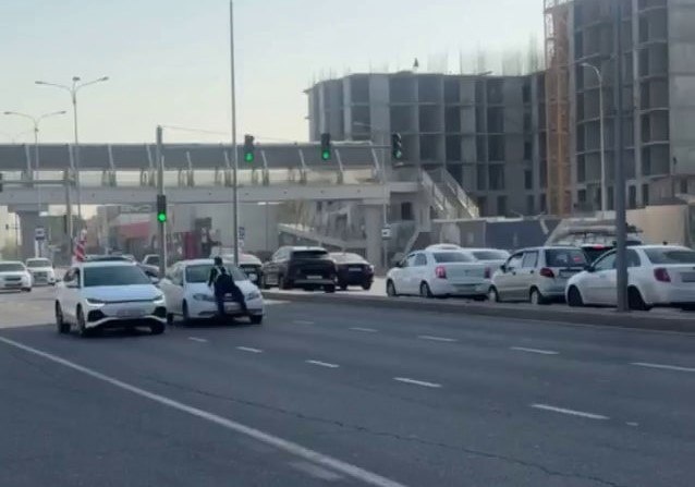 YPX xodimini kapot ustidan sudragan haydovchiga jinoyat ishi ochildi