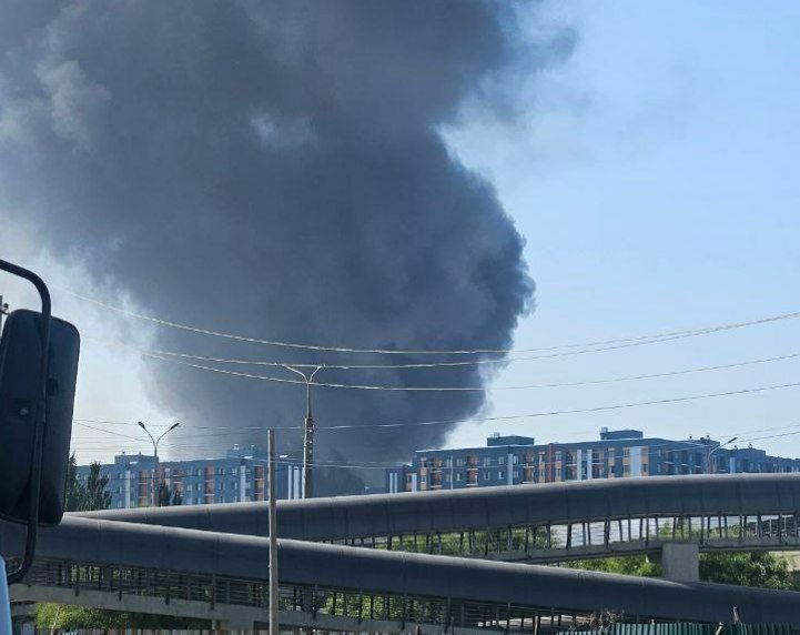 На складе в Янгихаётском районе произошел крупный пожар