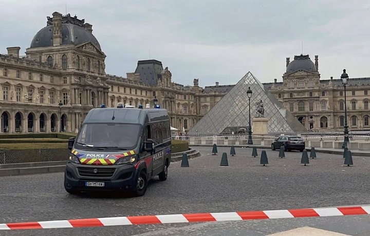 Луврдаги йирик ўғриликдан кейин қимматбаҳо экспонатлар Франция банки омборига кўчирилди