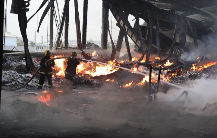 Пожар на складе в Сергели потушен за 8 часов, задействовано более 2000 спасателей