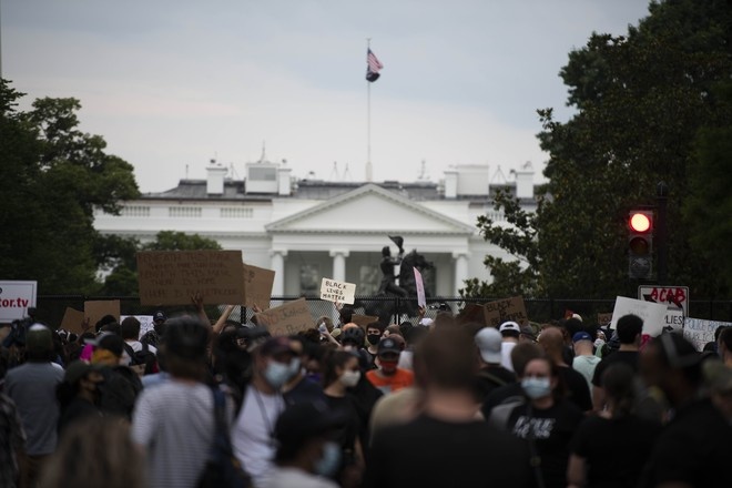 Жители Вашингтона вышли на мирный протест к администрации президента США