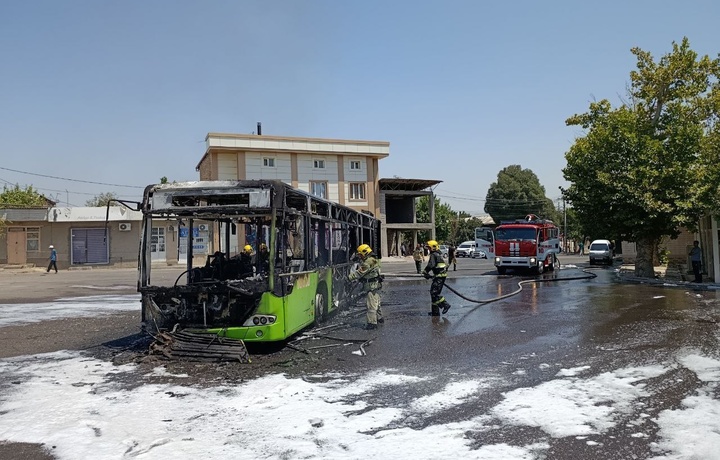 В Учтепинском районе сгорел автобус