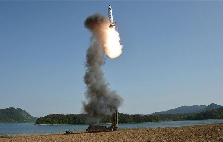 СМИ: Северная Корея запустила неопознанную ракету в море