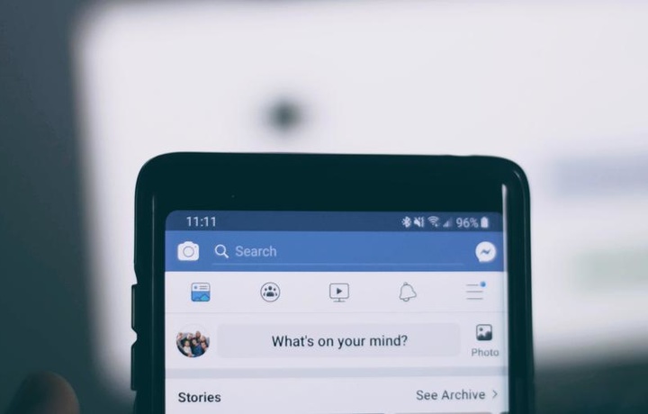 СМИ: Facebook начнет платить пользователям за просмотр рекламы