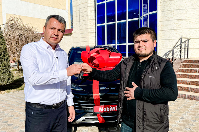 Орзу рўёбга чиқди: Mobiuz абоненти BYD автомобилини ютиб олиб, уни отасига совға қилди