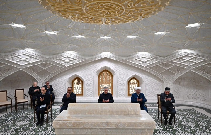 Prezident Samarqandga tashrifini Imom Buxoriy maqbarasini ziyorat qilishdan boshladi