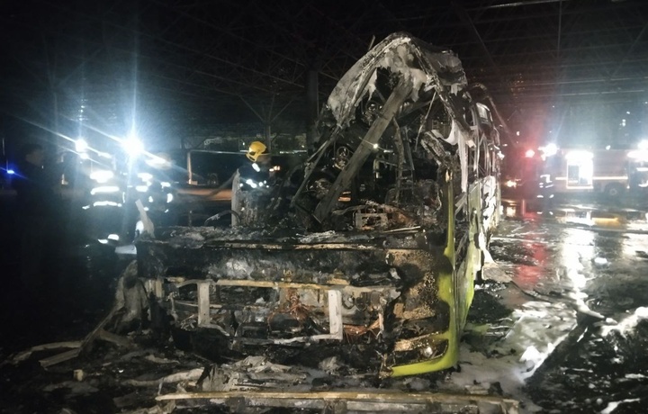 В Ташкенте пассажирский автобус сгорел дотла на территории автопарка