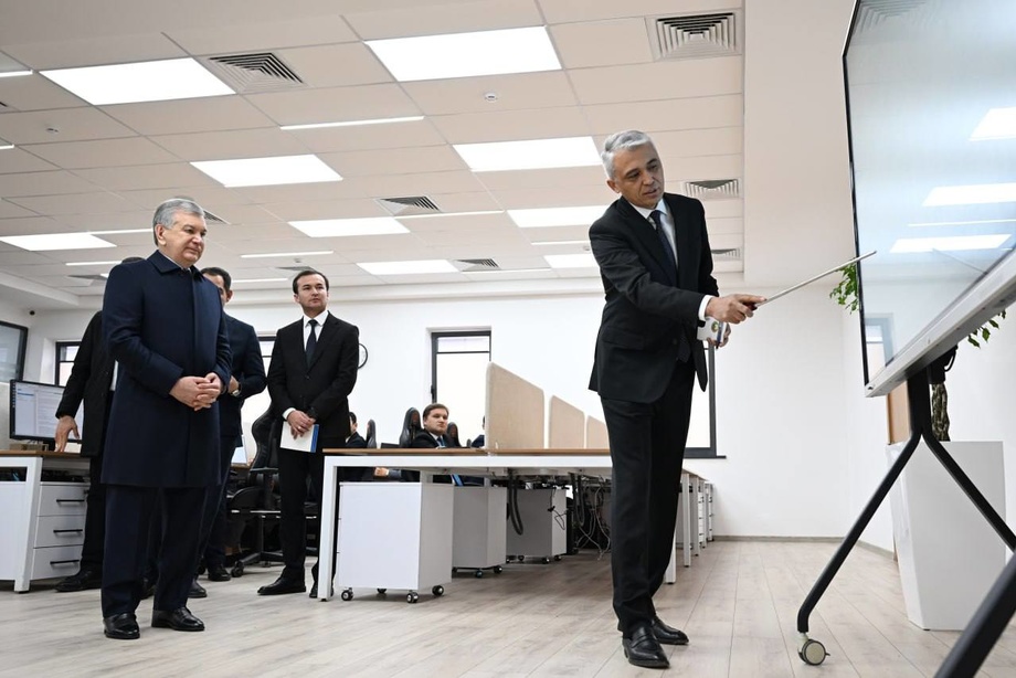 Президент Янги Тошкент ҳудудидаги бунёдкорлик ишлари билан танишяпти