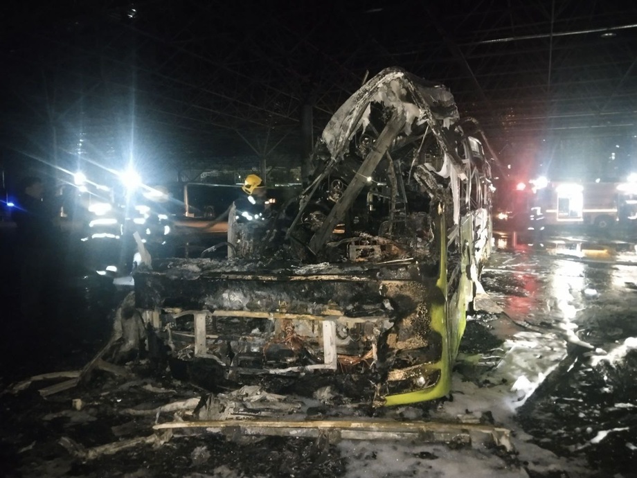 В Ташкенте пассажирский автобус сгорел дотла на территории автопарка