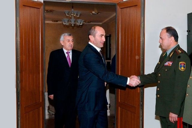 Экс-министр обороны Армении в розыске, экс-президент вызван на допрос