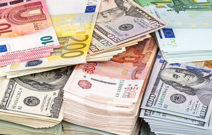 Доллар яна тушди, рубл ҳам анча пасайди