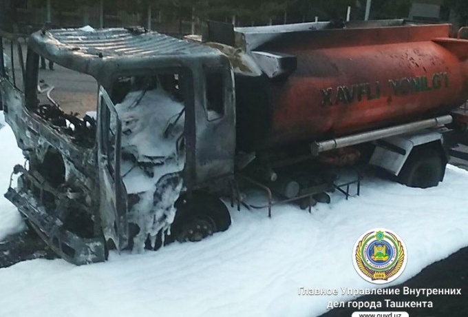 Тошкентда ёниб кетган машина ҳайдовчиси омон қолди