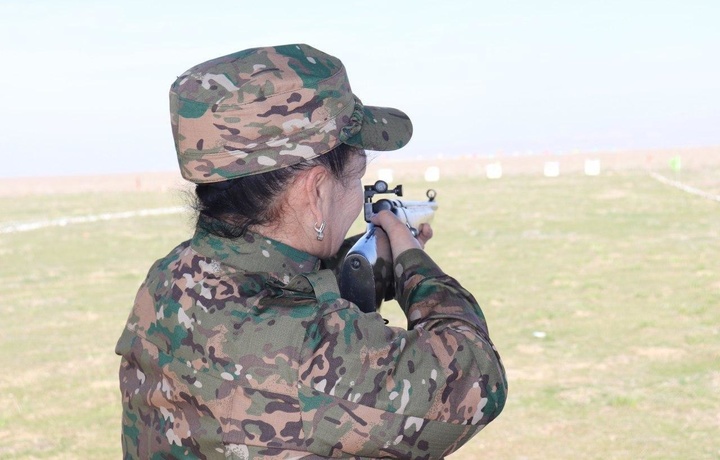 Senator va deputatlar snayper, pistolet va pulemyotdan o‘q otdi. Uch deputat «qoniqarsiz» baho oldi (foto)