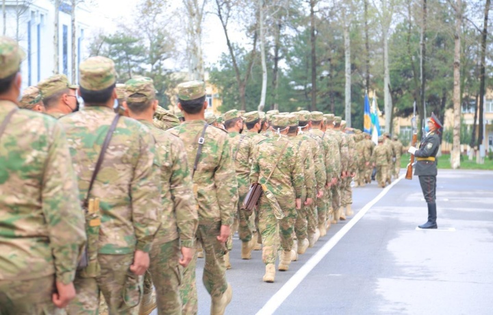 Harbiy xizmatni o‘tab bo‘lgan askarlar bugun uyga kuzatildi. Qo‘mondan ulardan ziyofat uyushtirmaslikni so‘radi (foto)