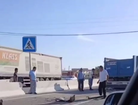 Samarqandda KamAZ piyodalar yo‘lakchasidan o‘tayotgan 3 kishini urib yubordi. Qurbonlar bor