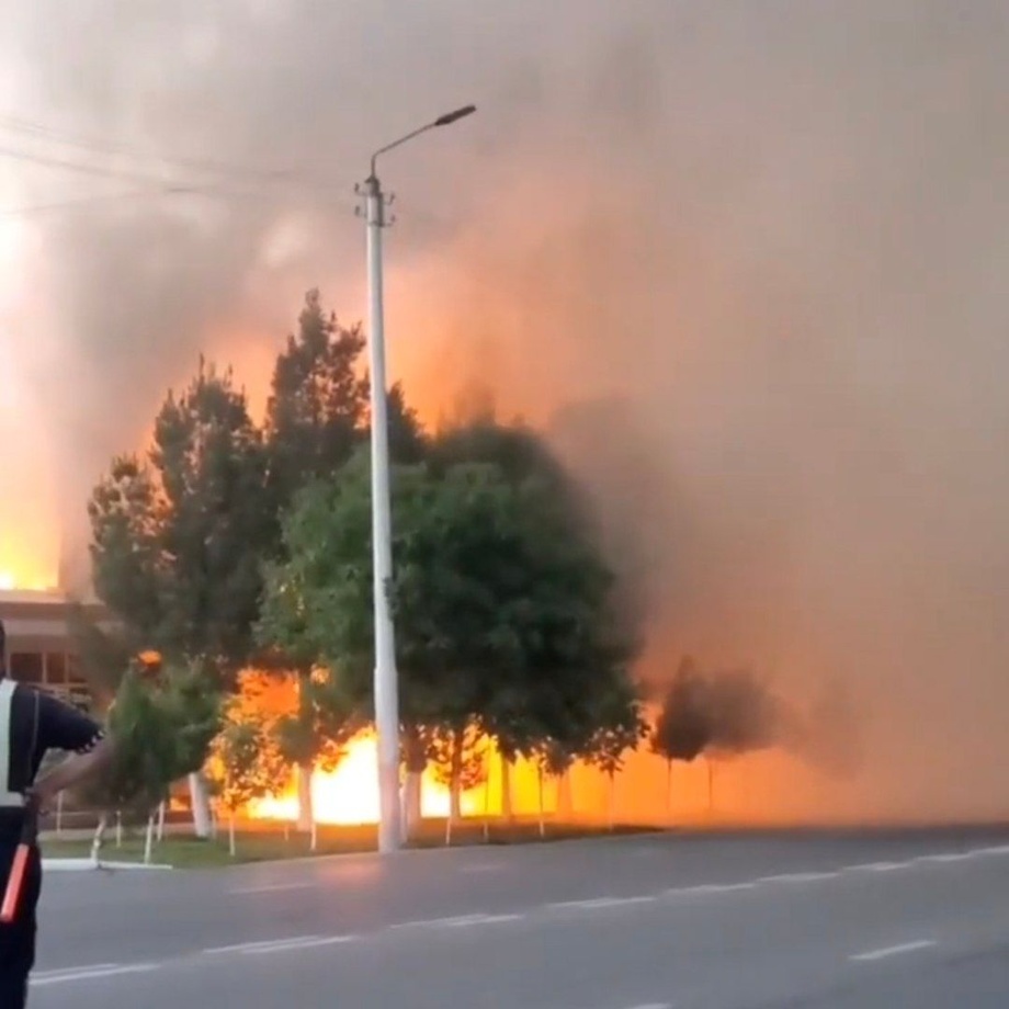 В торговом центре в Навои произошел пожар