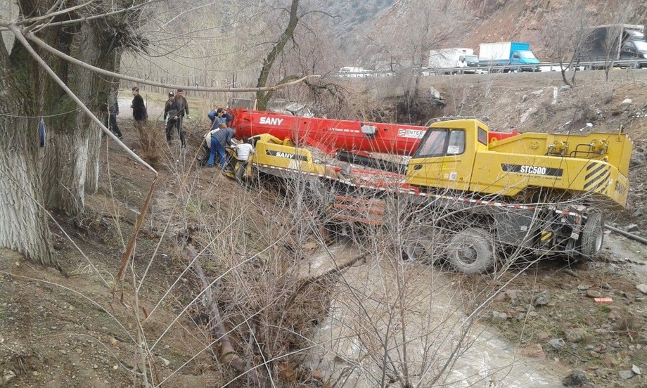 Водий йўлида катта кўламли автоҳалокат содир бўлди