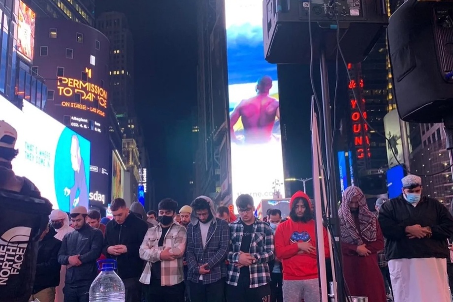 Сотни мусульман впервые совершили намаз на Таймс-Сквер в Нью-Йорке
