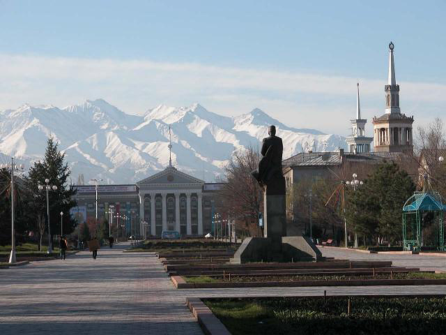 Абсолютное число кыргызстанцев считает самой большой проблемой коррупцию