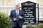 Трамп Вашингтондаги черков олдида Библияни ушлаб турибди.