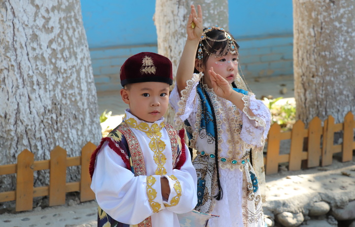 Shaftolizor gullari qishlog‘i, «Olti yulduz» ko‘chasi va mehmondo‘st «Qozonchi» —  G‘uljadagi samimiyat ruhi (foto)