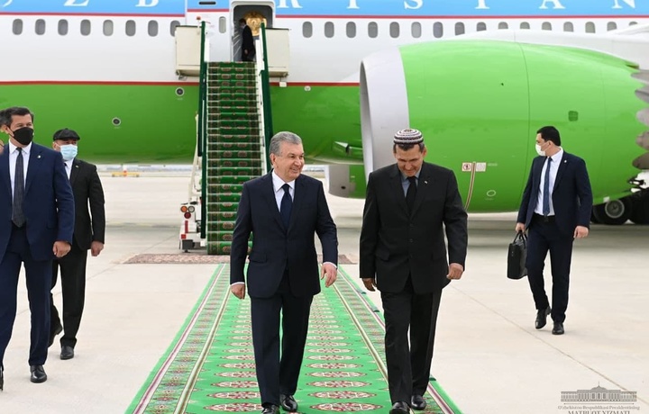 Шавкат Мирзиёев Туркманистонга етиб борди