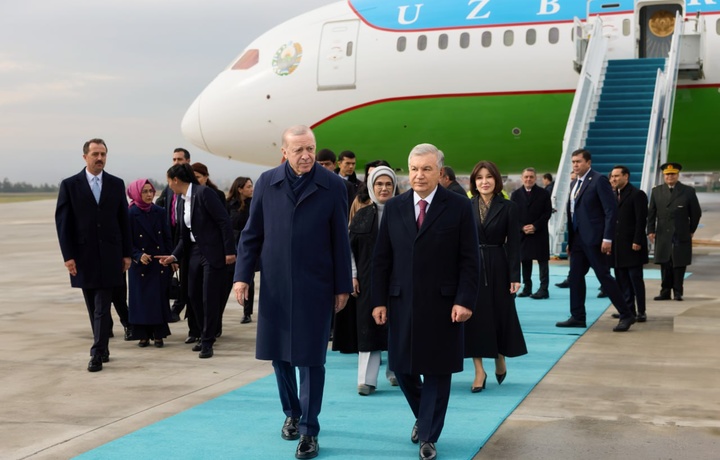 Шавкат Мирзиёев с супругой прибыл в Турцию