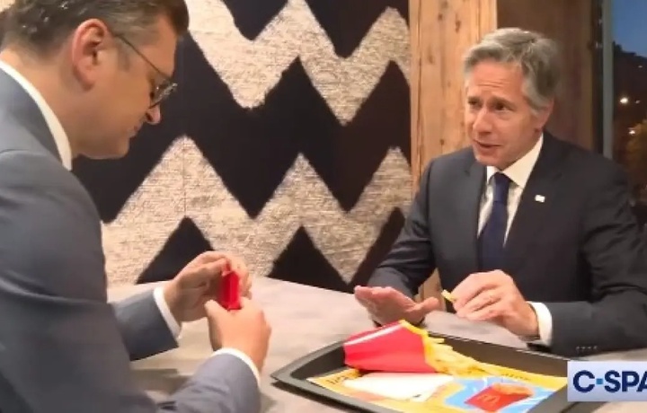 Госсекретарь США поел картофель фри в McDonald's в Киеве