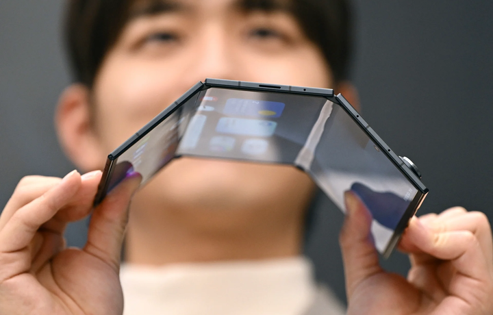 Samsung uch bukiluvchi ilk smartfonini taqdim etdi