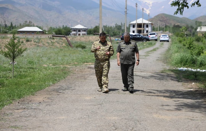 Председатель СГБ облетел на вертолете неописанный участок кыргызско-узбекской границы (фото)