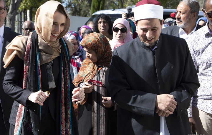 Jasinda Ardern Kraysterchdagi masjidga tashrif buyurdi