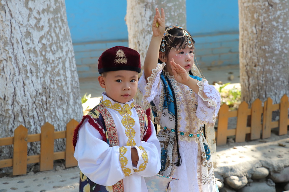 Shaftolizor gullari qishlog‘i, «Olti yulduz» ko‘chasi va mehmondo‘st «Qozonchi» —  G‘uljadagi samimiyat ruhi (foto)