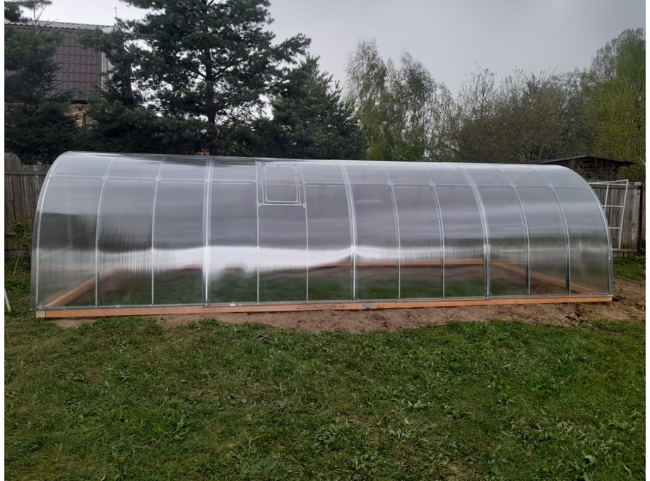 ЎзФА олимлари тутунсиз ва мазутсиз иссиқхона лойиҳасини тақдим қилмоқда