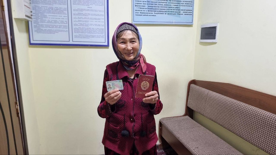 Жительница Самарканда, долгие годы жившая с паспортом СССР, получила ID-карту