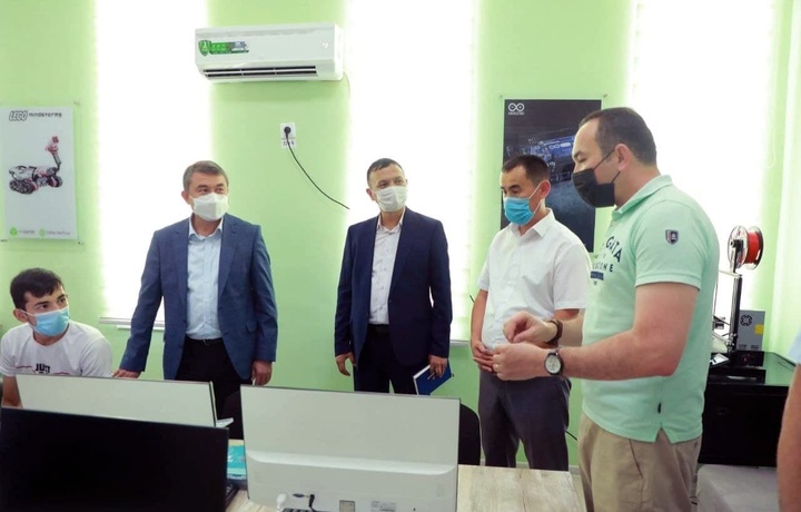 АКТ вазири Термиздаги Рақамли технологиялар ўқув маркази ва «Ўзбектелеком» офисига борди