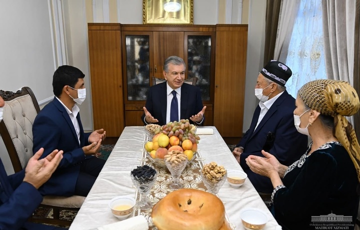 Shavkat Mirziyoyev shifokorning uyida mehmon bo‘ldi