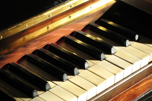 Jon Lennonning fortepianosi auksionda sotildi