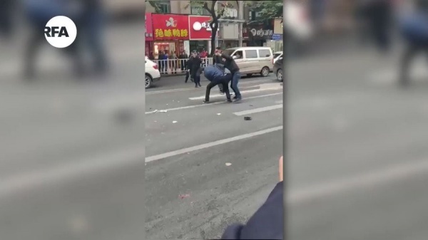 Вооруженный мужчина угнал автобус и протаранил на нем толпу в Китае (видео)
