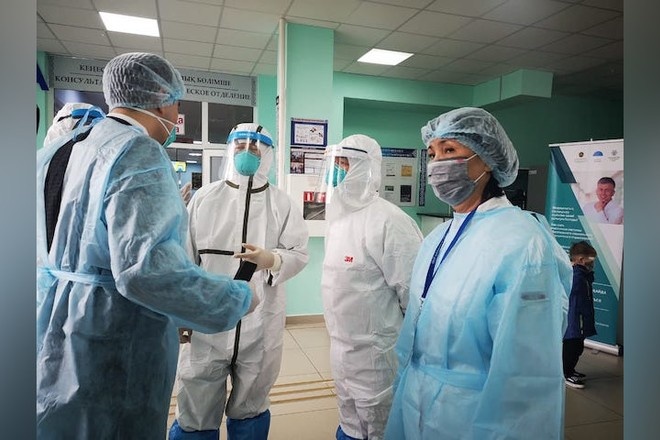 В Казахстане 820 медработников заразились коронавирусом