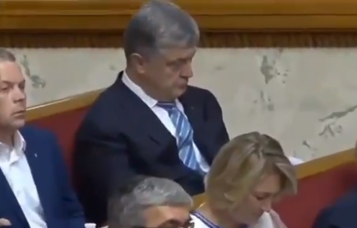 Уснувшего в Раде Порошенко высмеяли в Сети (видео)