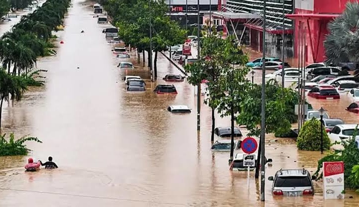 Vetnamdagi mudhish suv toshqinlarida 90 kishi halok bo‘ldi