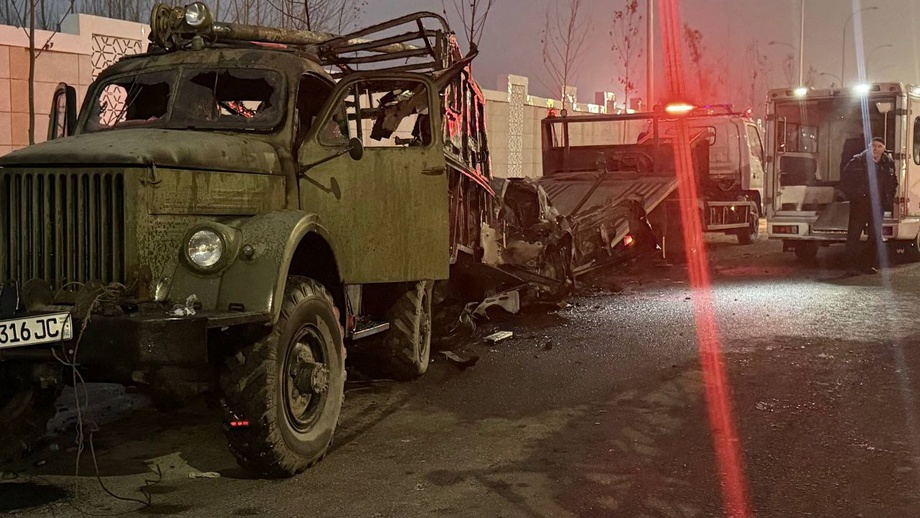 В Ташкенте Onix столкнулся с грузовиком, есть погибший